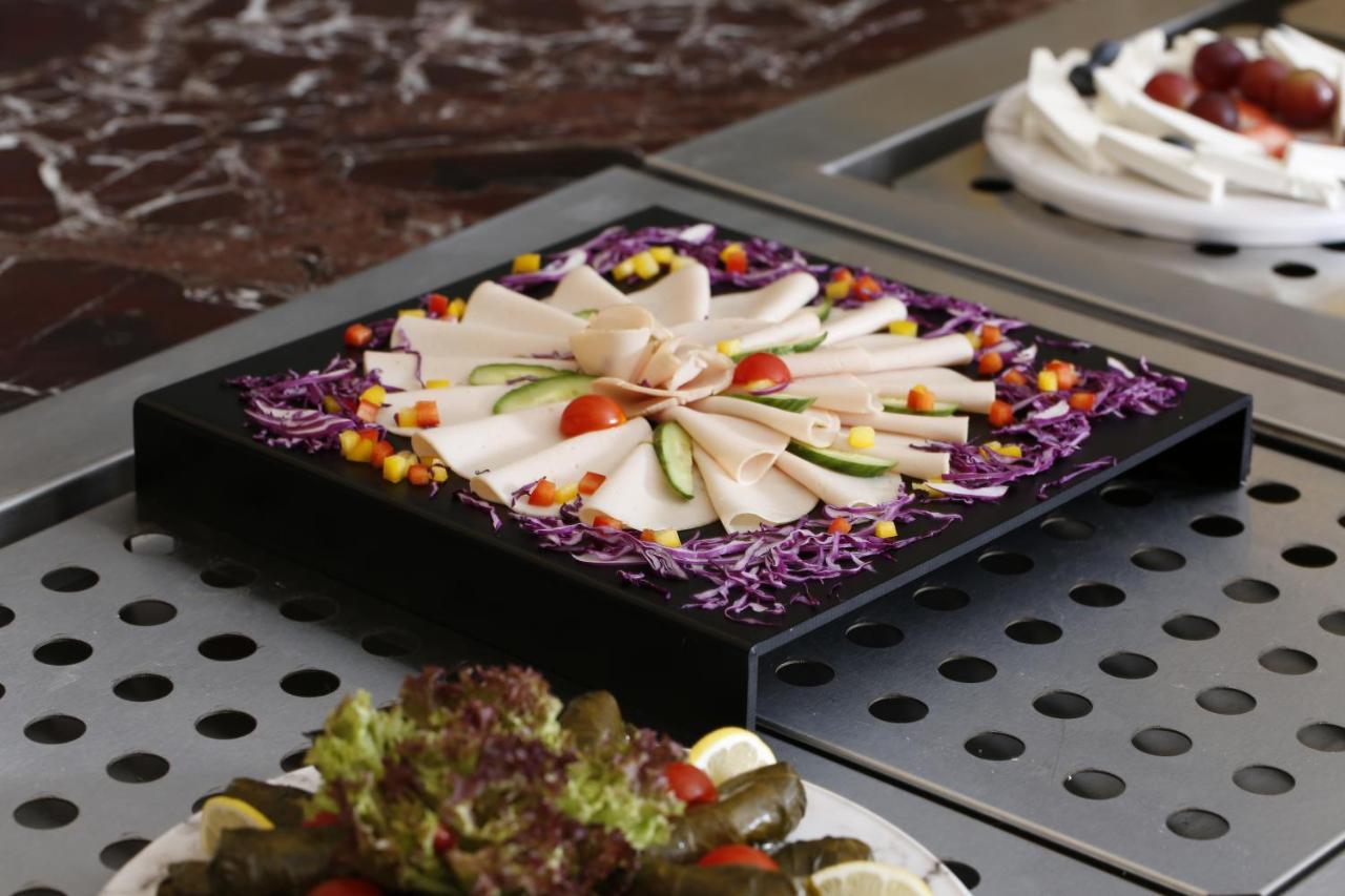 Vittori Palace Hotel And Residences Riyad Extérieur photo A salad of chicken