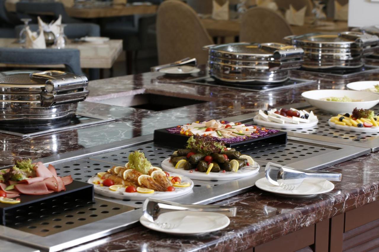 Vittori Palace Hotel And Residences Riyad Extérieur photo A buffet at a hotel