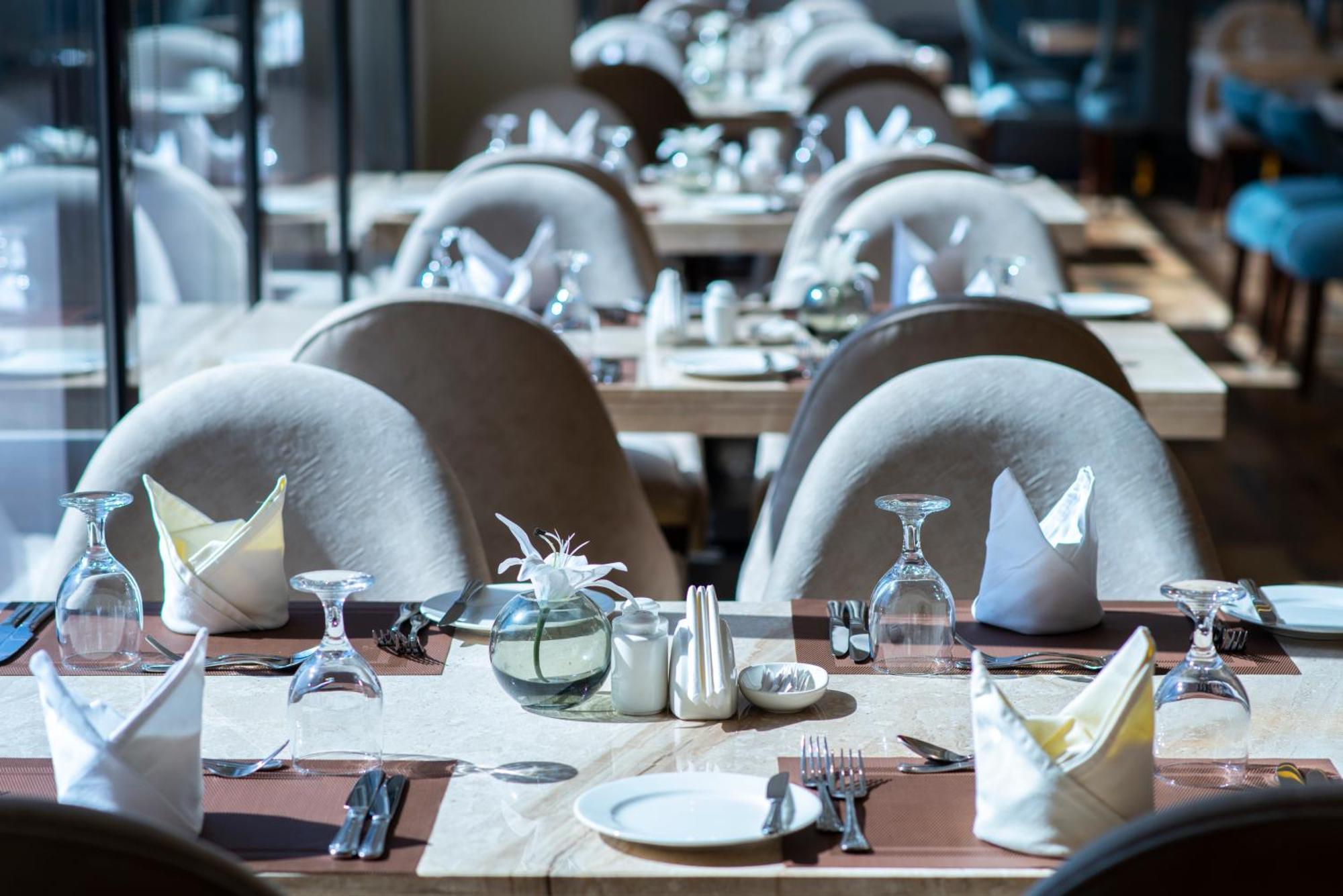 Vittori Palace Hotel And Residences Riyad Extérieur photo A table set for fine dining