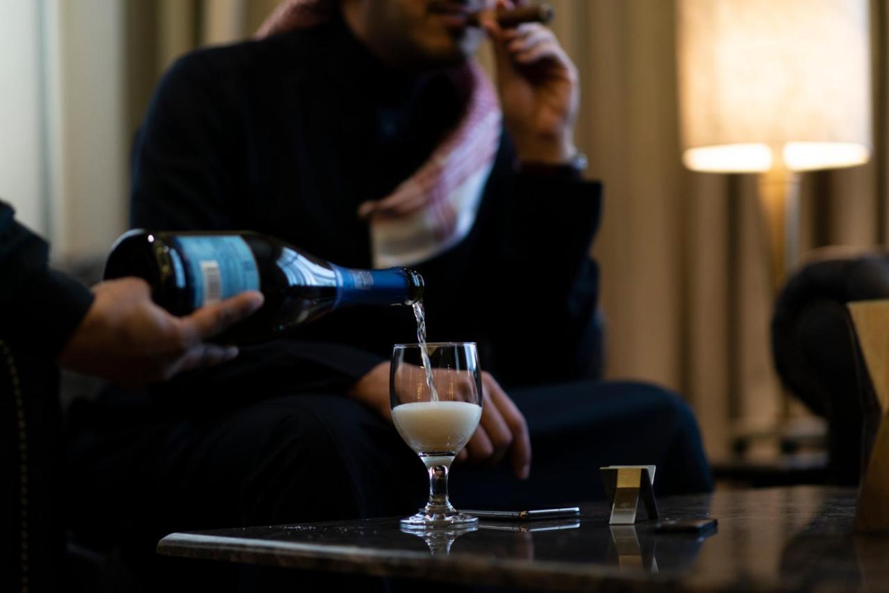 Vittori Palace Hotel And Residences Riyad Extérieur photo A man pouring a glass of champagne