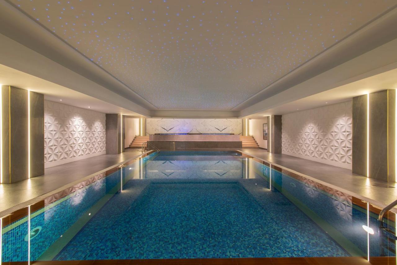 Vittori Palace Hotel And Residences Riyad Extérieur photo The swimming pool at the hotel