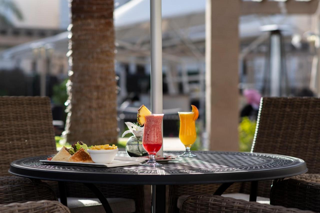Vittori Palace Hotel And Residences Riyad Extérieur photo Drinks at the pool