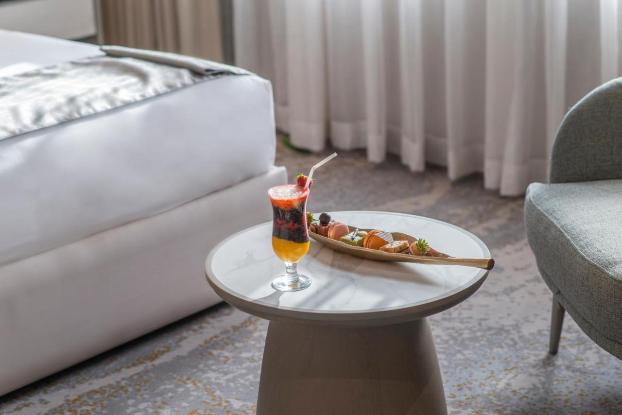 Vittori Palace Hotel And Residences Riyad Extérieur photo A cocktail and a snack on a table